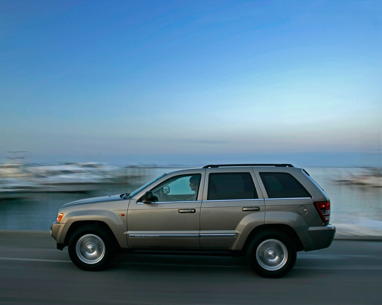 Please right click on the Jeep Grand Cherokee wallpaper below and