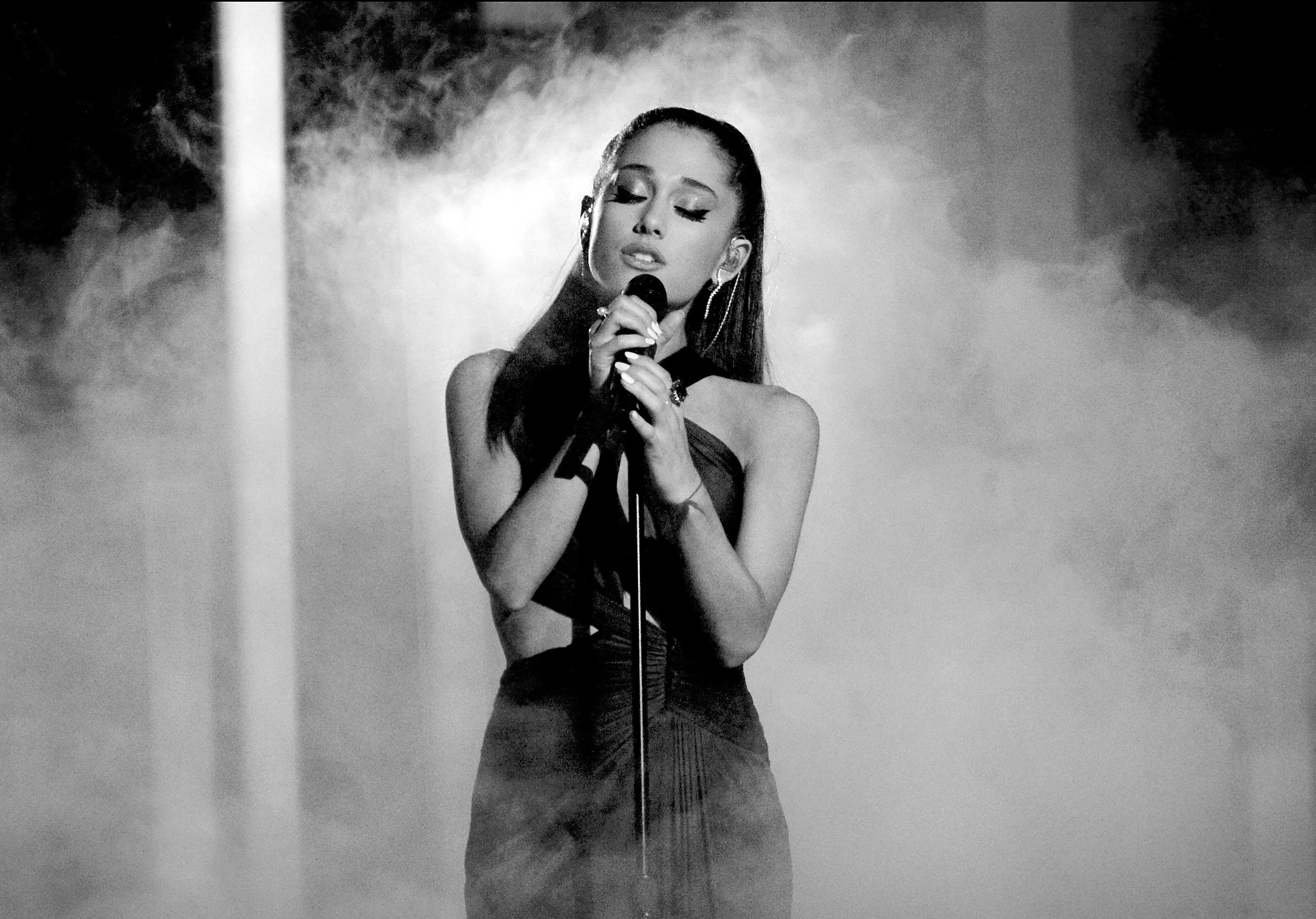 Ariana Grande Wallpaper