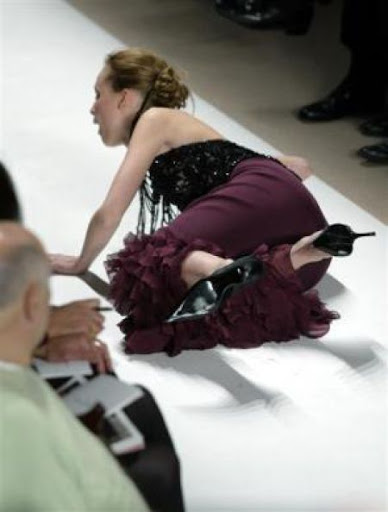 Embarrassing Shots Of Models Falling Cool Pictures Funny Wallpaper