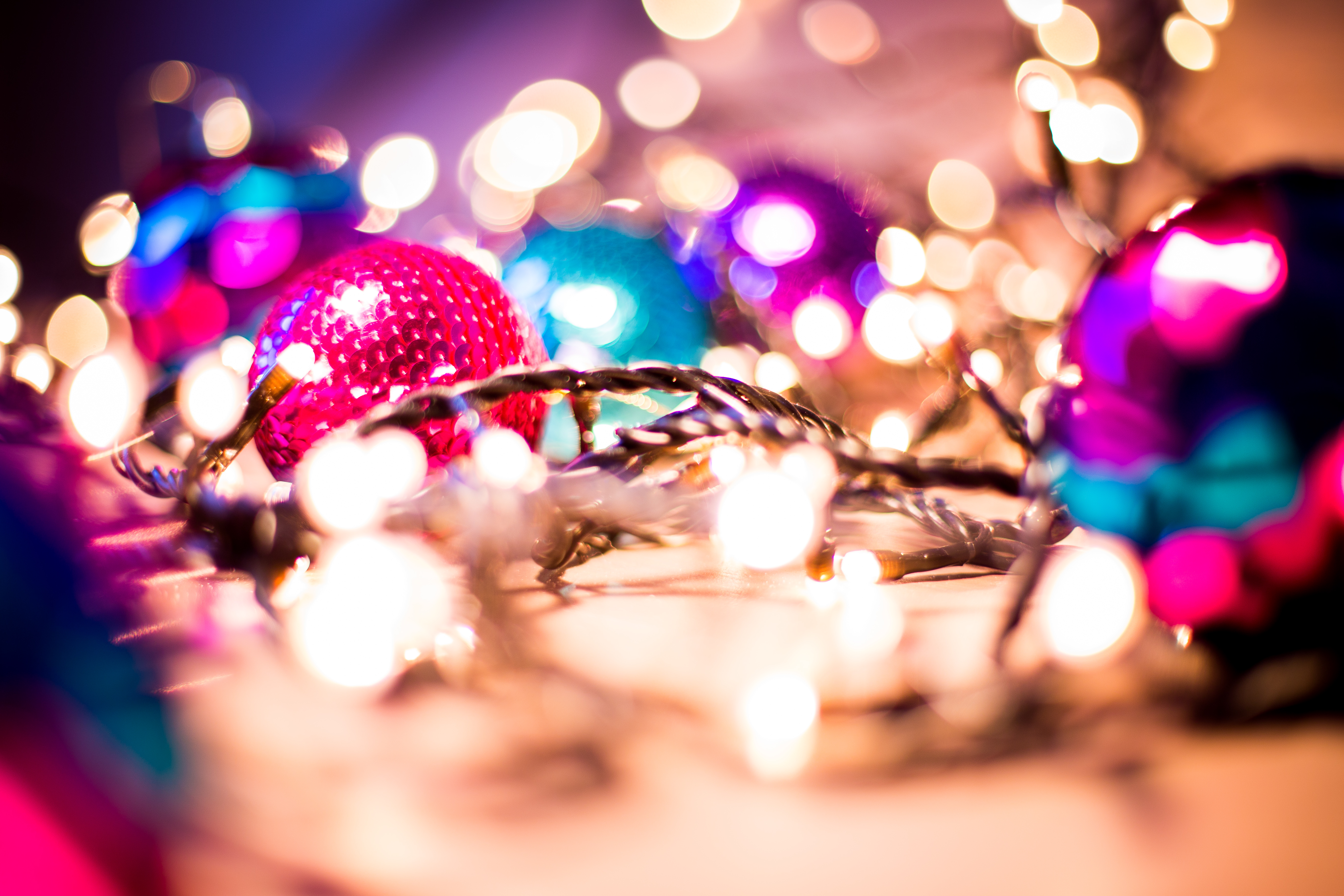 Wallpaper Weekends: Holiday Light Drops for Mac, iPad, iPhone, and Apple  Watch - MacTrast