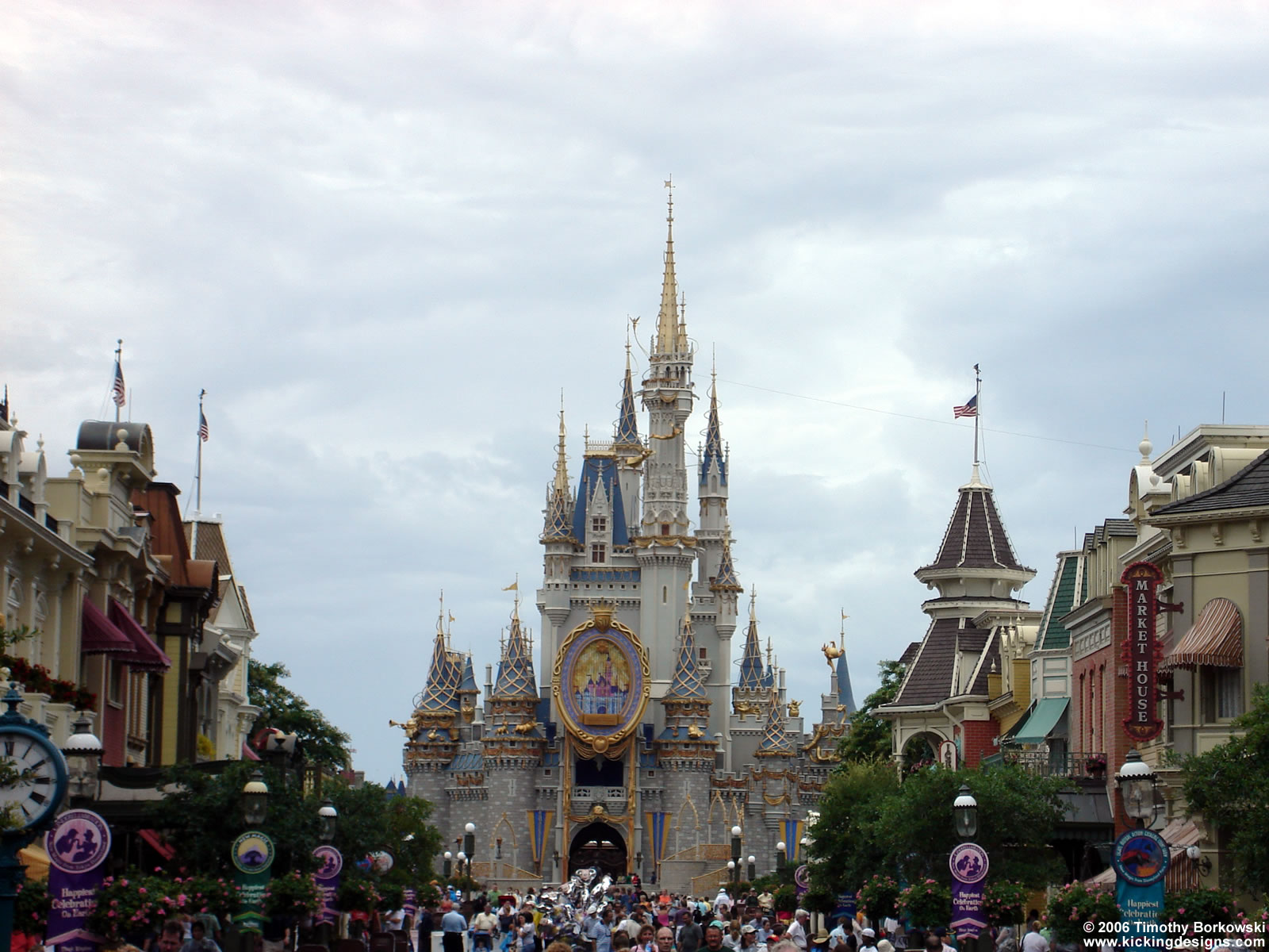 Disney World Magic Kingdom   Desktop Wallpaper   1600 x 1200   Kicking
