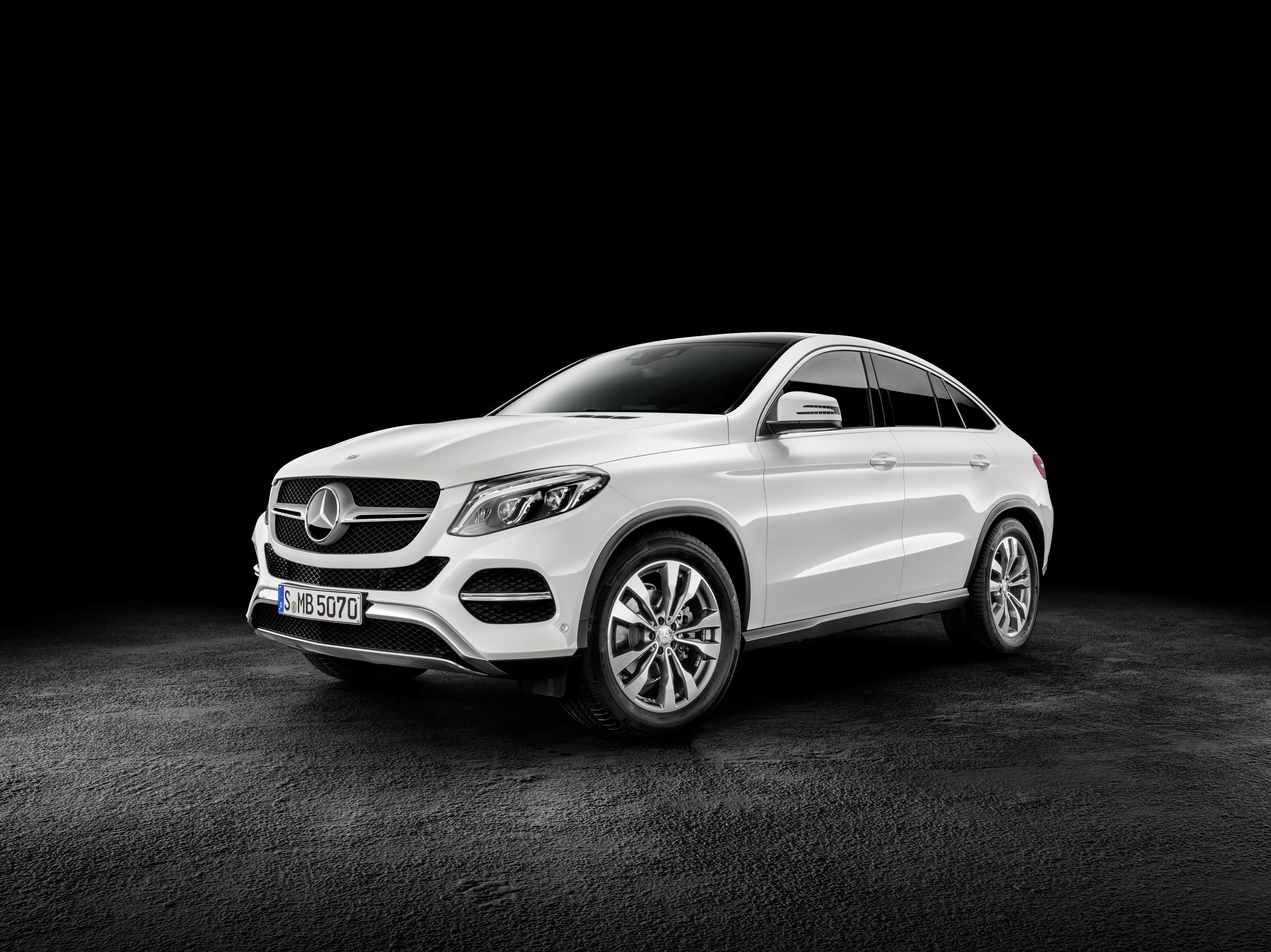 Mercedes on Road iPhone Wallpaper  Voiture mercedes Fond ecran voiture  Véhicule de luxe