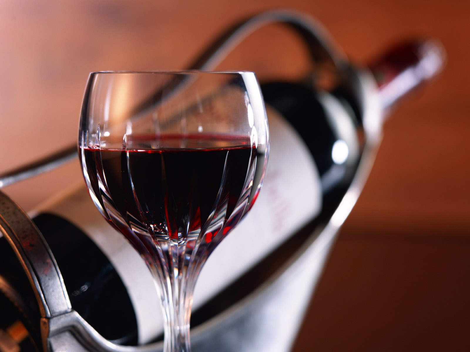 glass of red wine wallpapers and images   wallpapers pictures 1600x1200