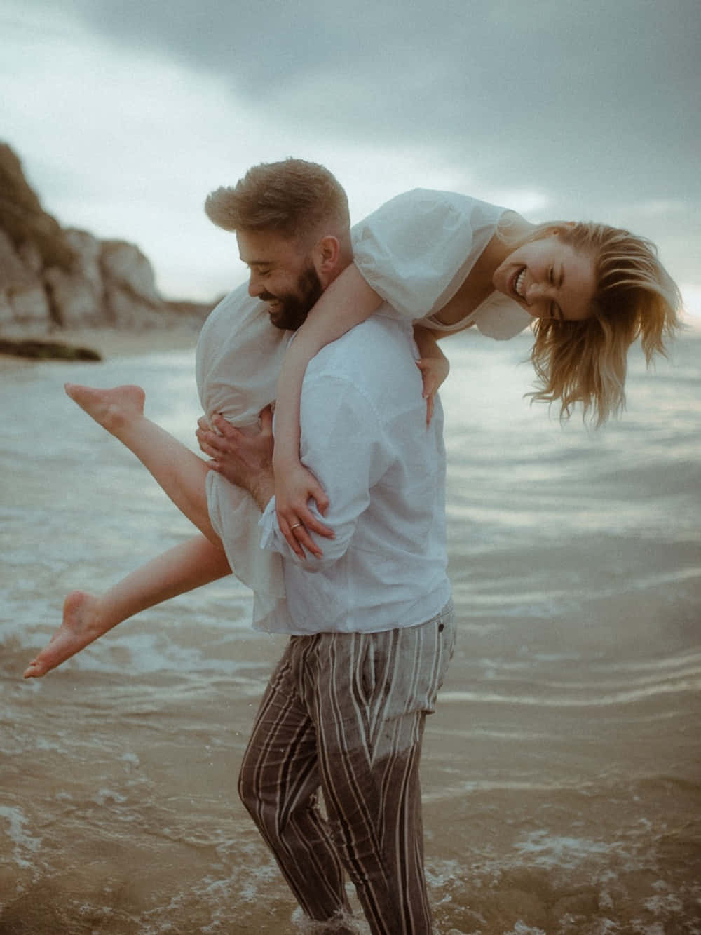 Couple At Beach Kiss In Destin Wallpaper