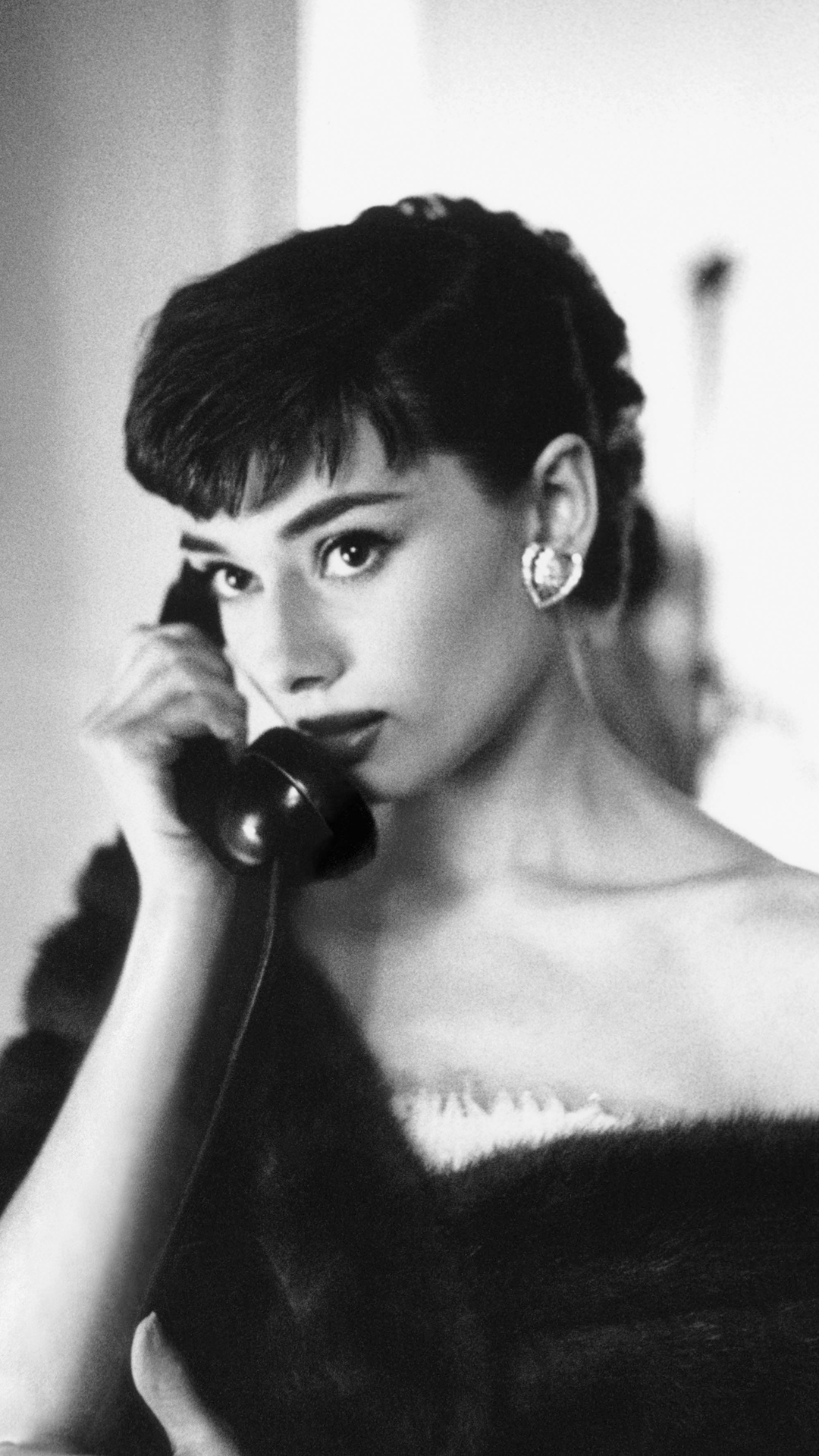 HD Audrey Hepburn Background For Android