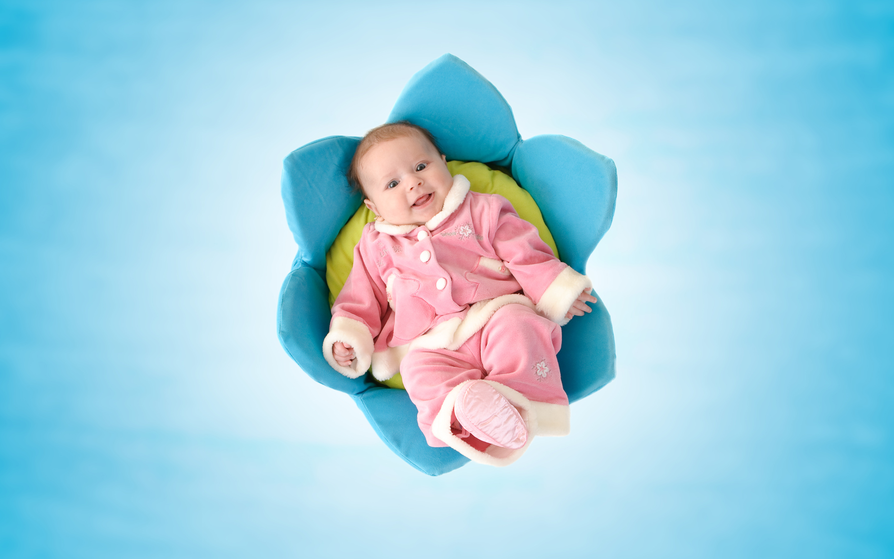 Cute Newborn Baby Wallpaper