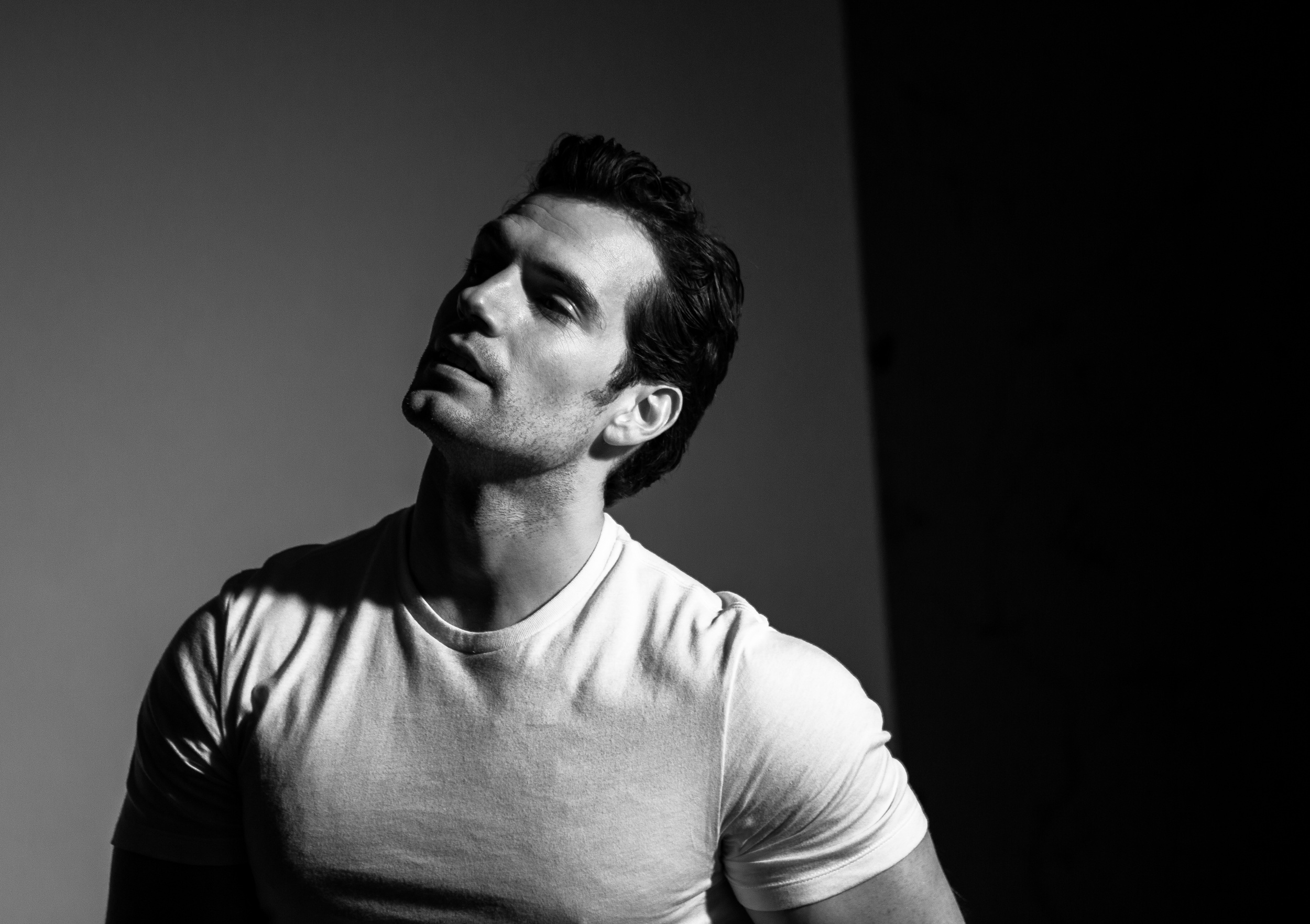 Monochrome Black White British Actor Celebrity Henry Cavill Wallpaper