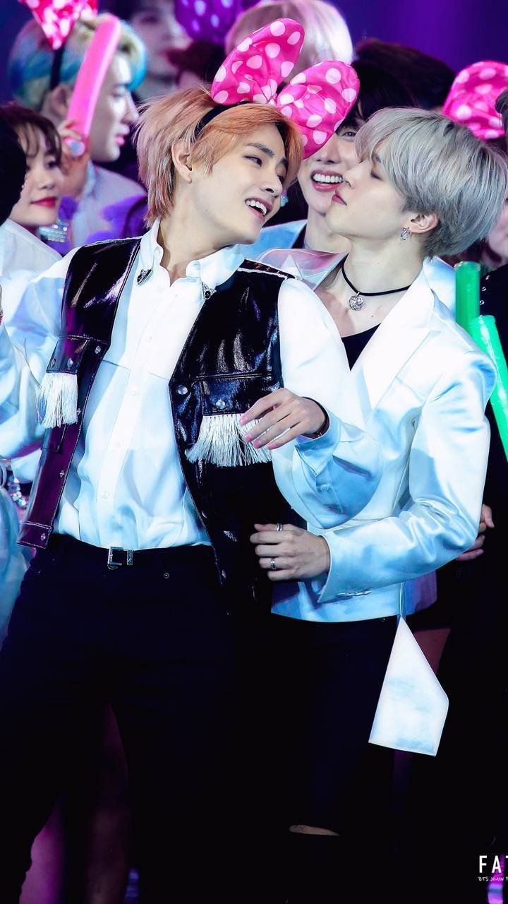 Vmin Almost Kissing Qrysbmuzjkw70ccu Wallpaper