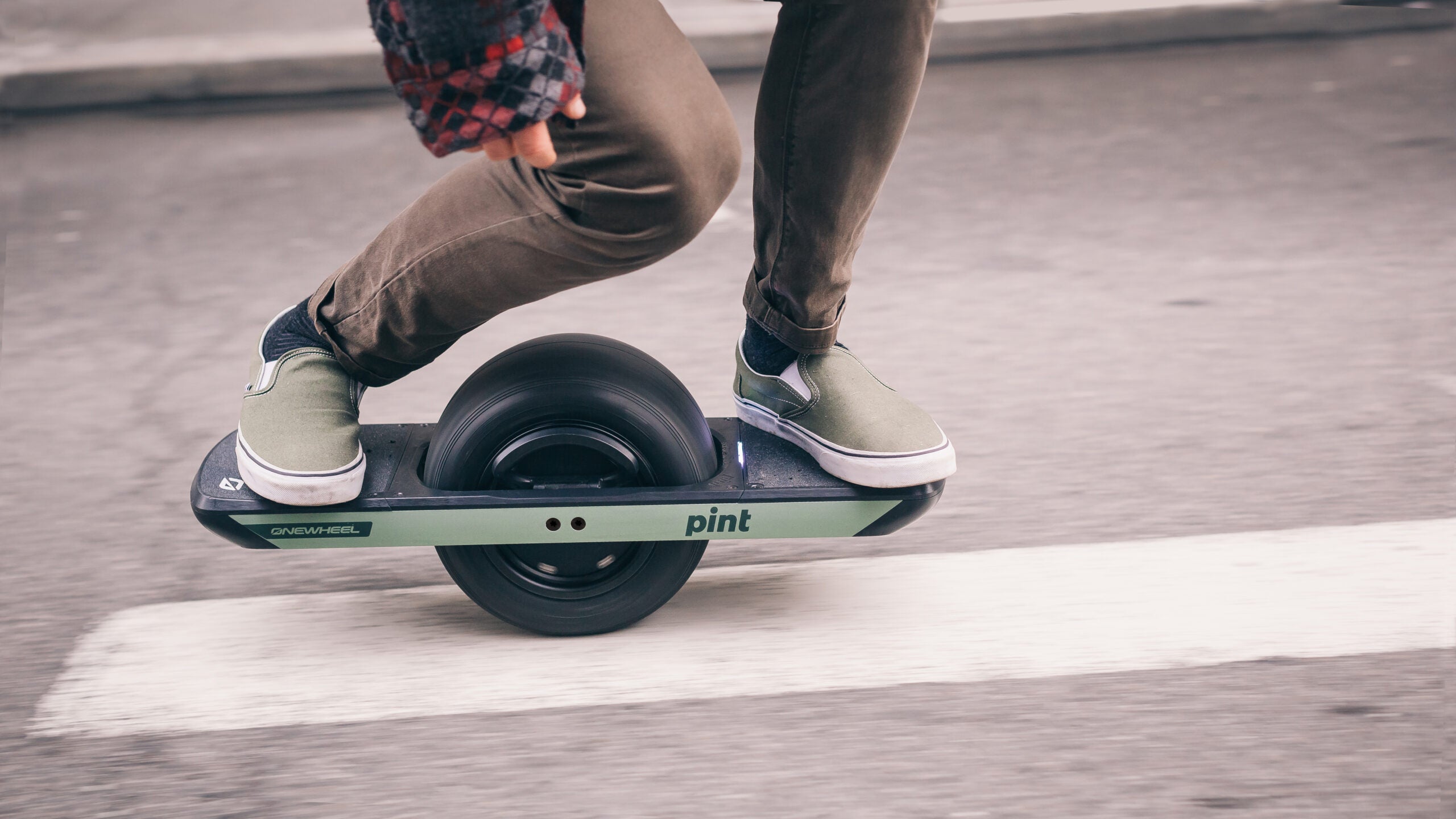 How This One Wheeled Skateboard Lets Riders Cruise Without Crashing