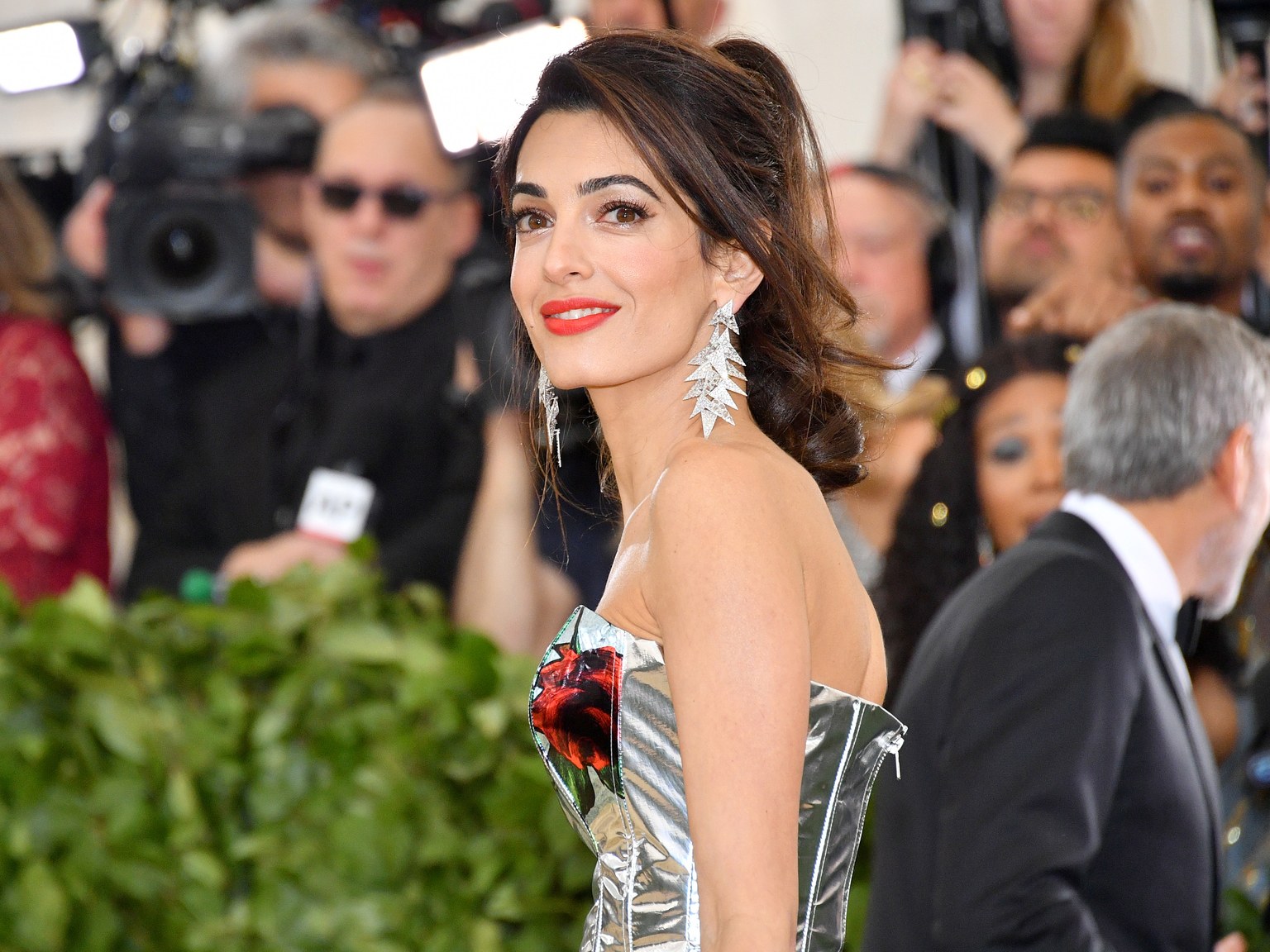 Amal Clooney Changed Met Gala Outfits In The Museum Gift Shop