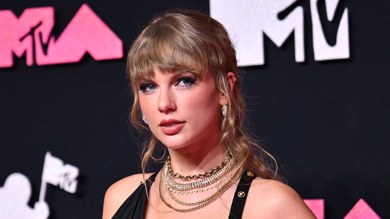 Vmas Red Carpet Looks And Arrivals Photos The Hollywood