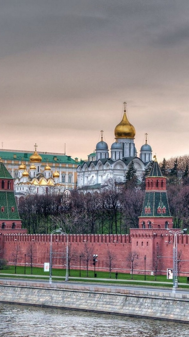 640x1136 Kremlin Wall Red Square Iphone 5 wallpaper 640x1136