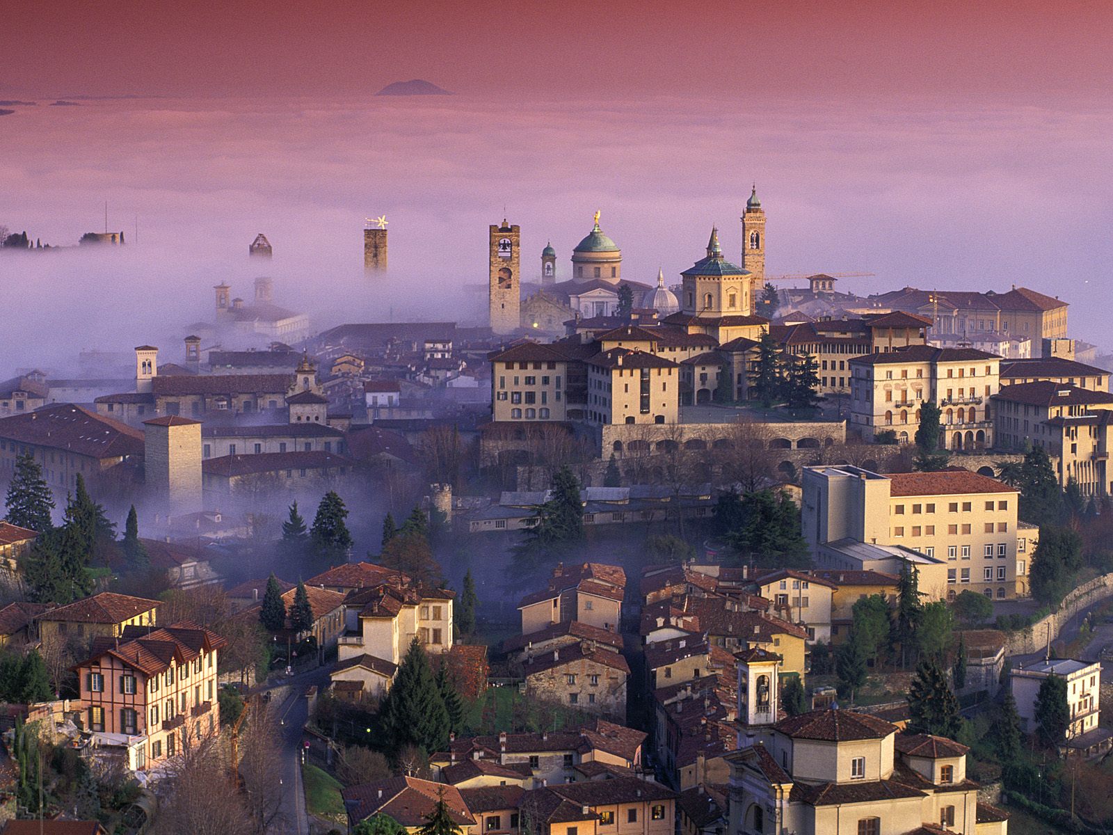 Italy Scenery City In Fog Wallpaper