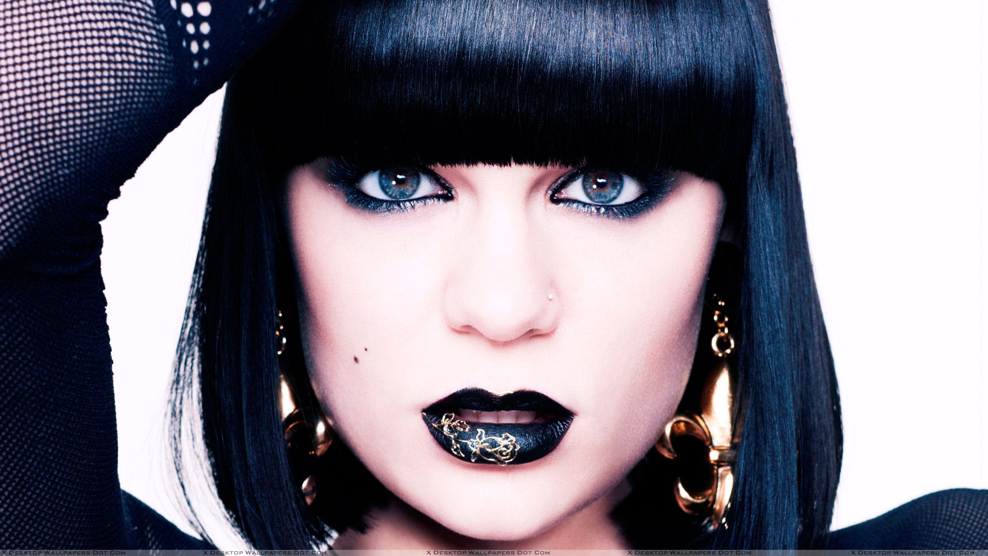 Jessie J Looking Front Cute Eyes And Black Lips Face Closeup