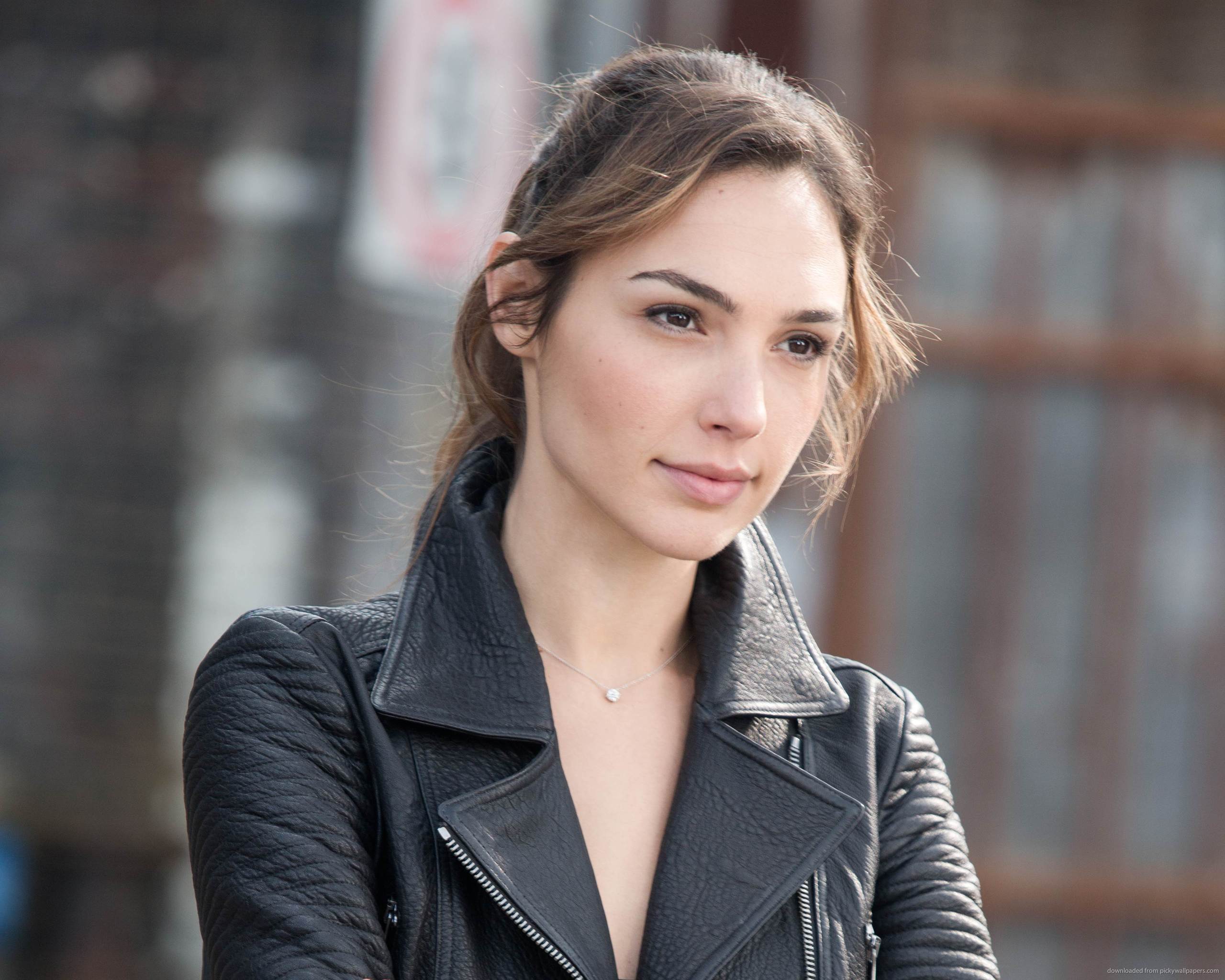 Gal Gadot To Star In Dwayne Johnson S Uping Film Red Notice