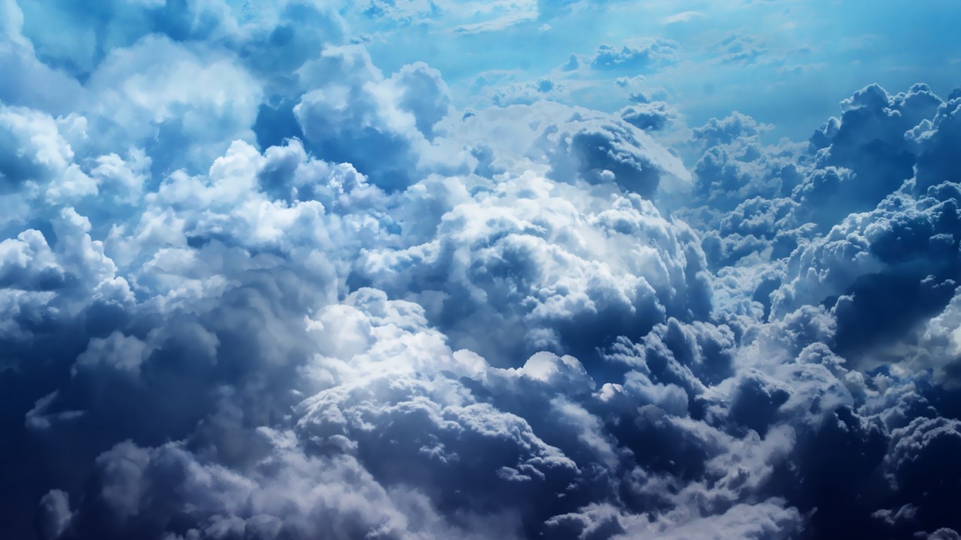 Hình nền đám mây bay sẽ mang lại cho bạn cảm giác yên bình và thư giãn. Với màu xanh ngọc bích của bầu trời và những đám mây trắng nổi bật, bạn sẽ cảm nhận được sự thanh tịnh và sự tĩnh lặng của thiên nhiên trong hình ảnh này.