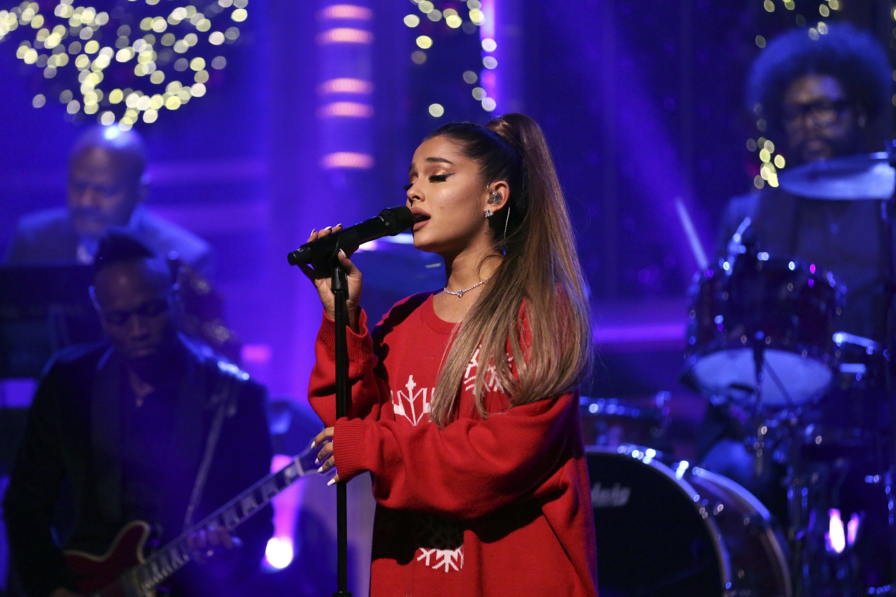[41+] Ariana Grande Christmas HD Wallpapers WallpaperSafari