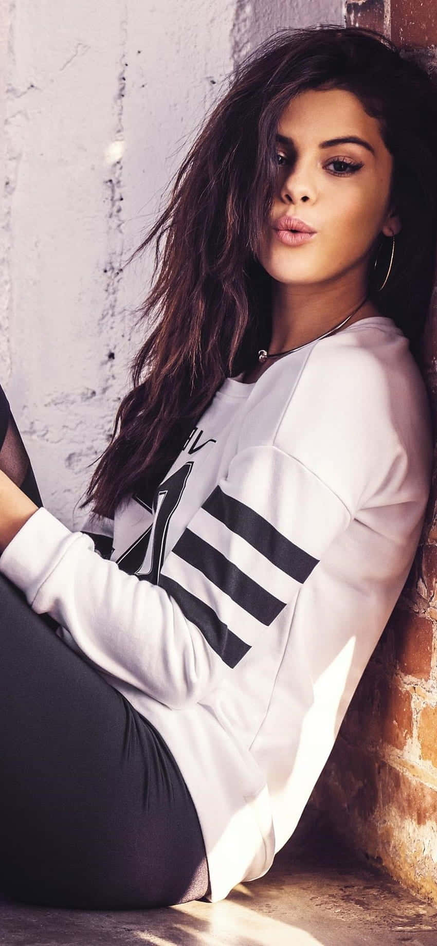 En Selena Gomez iPhone X Wallpaper