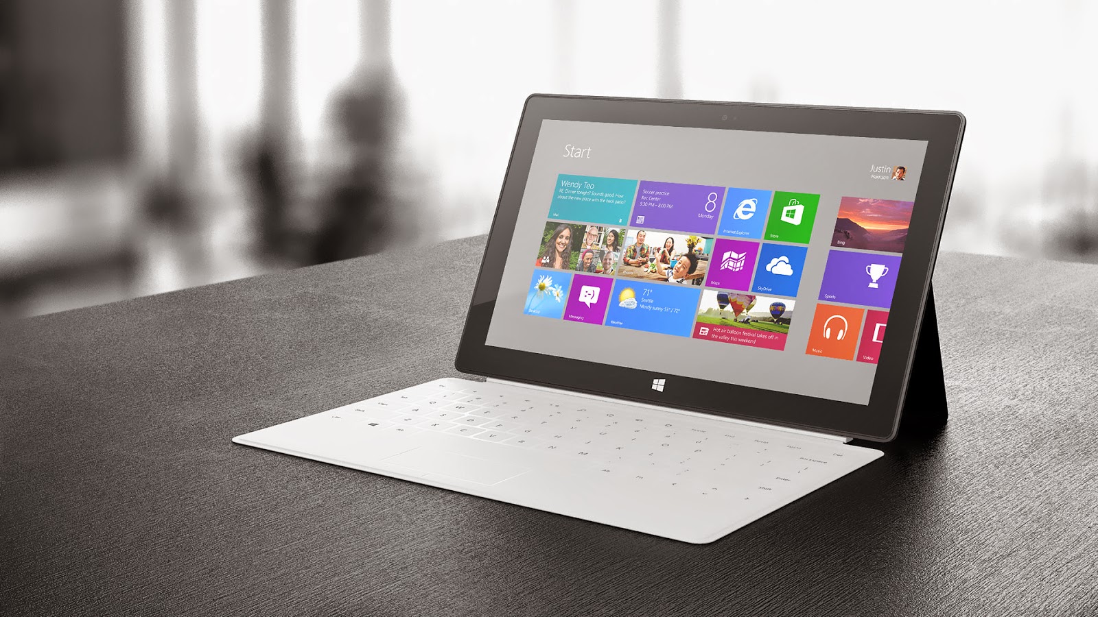 Wallpaper Mit Microsoft Surface Tablet Windows Auf Einem Tisch