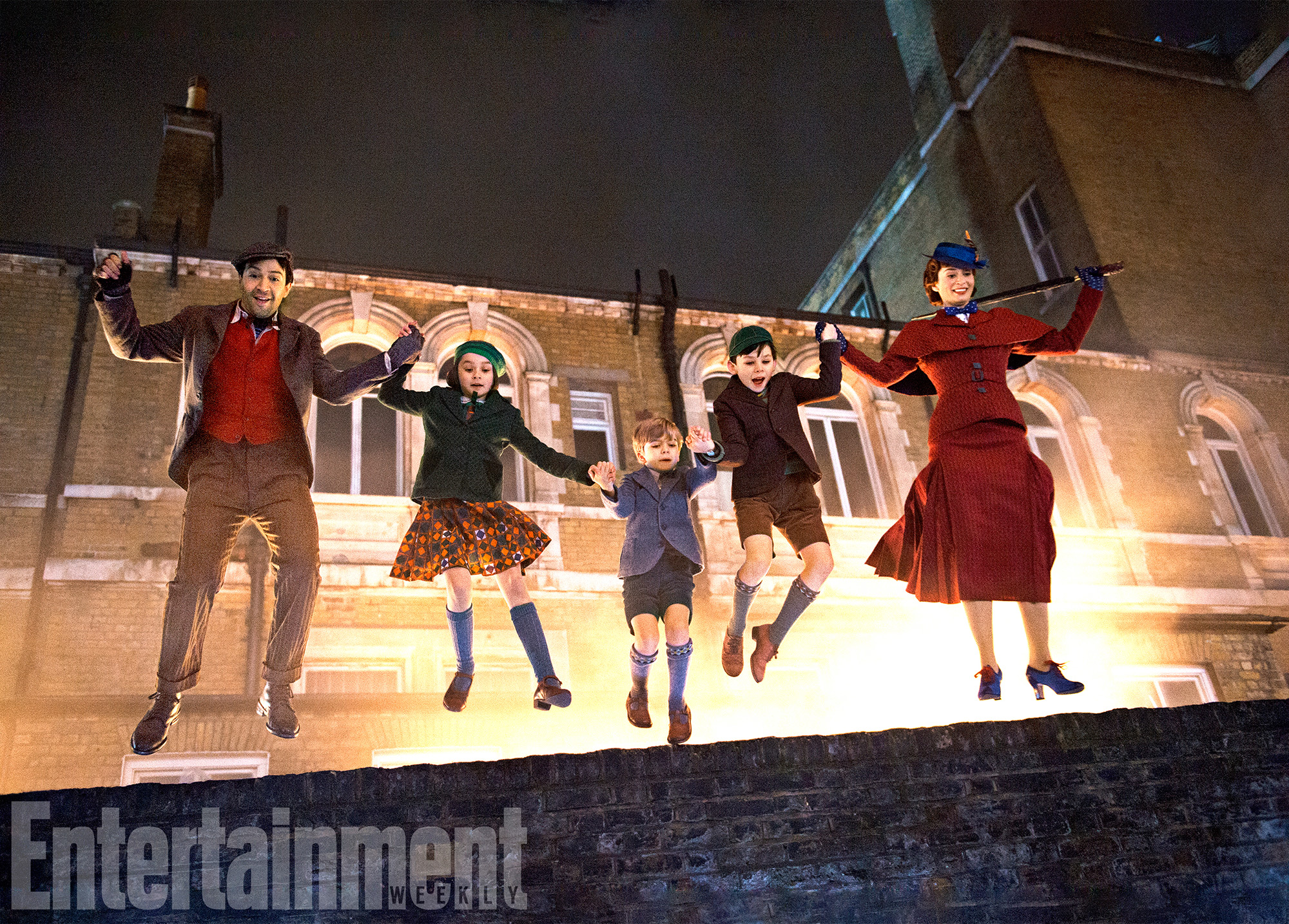 New Look At Emily Blunt In Mary Poppins Returns