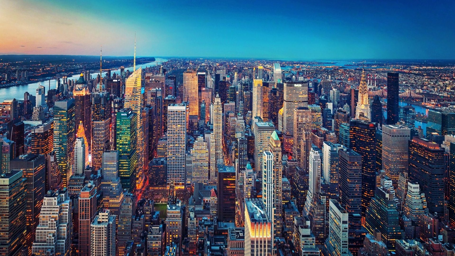 Tải hình nền New York để cập nhật cho màn hình của bạn Thành phố của những giấc mơ, những khu phố đầy năng lượng và những tòa nhà cao tầng nổi tiếng trên thế giới đều có mặt trong hình nền New York. Hãy tải về để thư giãn và tận hưởng cảm giác như đang đứng giữa trung tâm của thế giới.