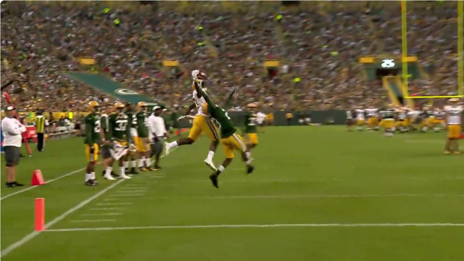 Watch Davante Adams Insane One Handed Catch At Family Night