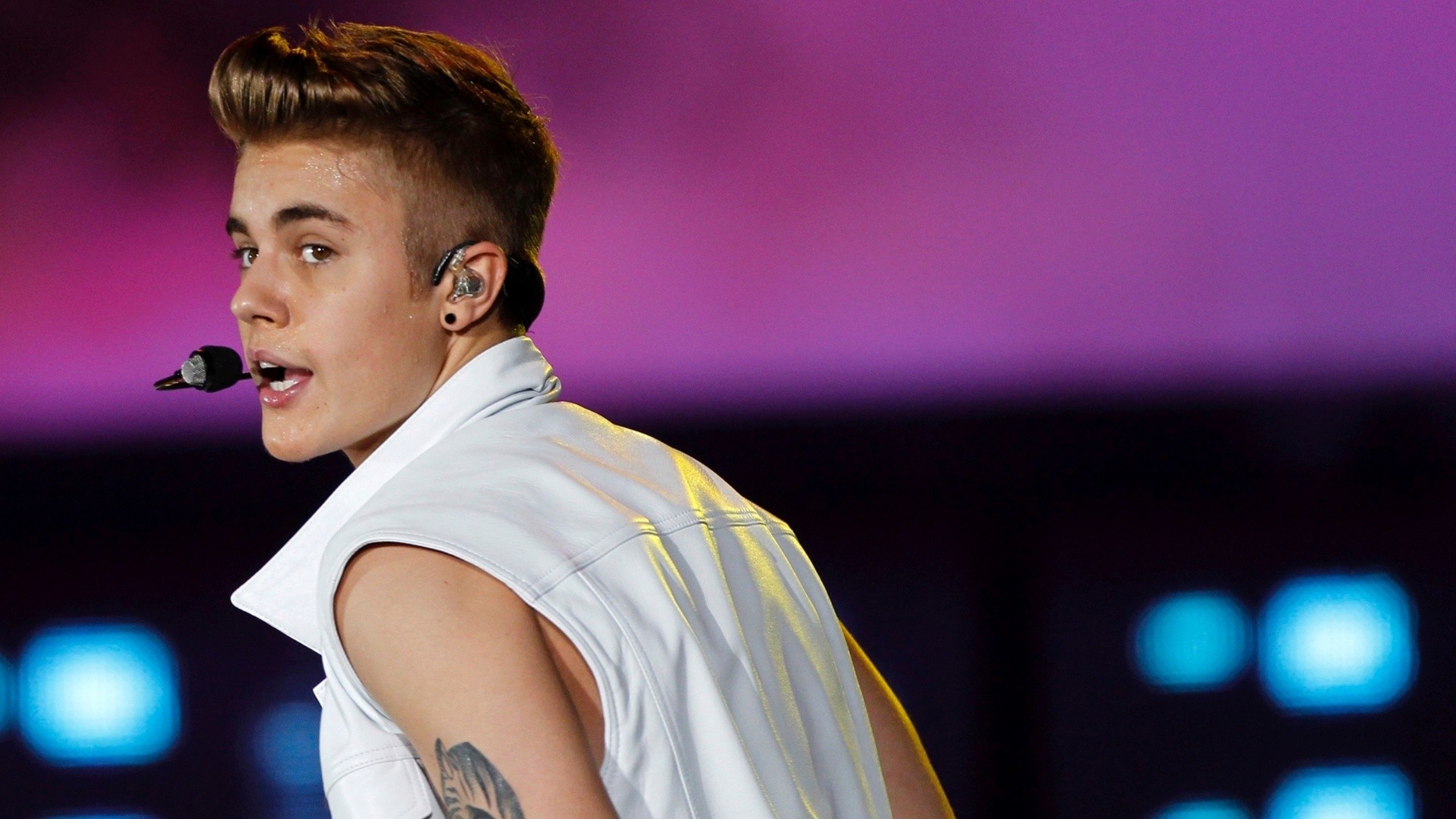 Justin Bieber Singing HD WallpaperWelcome To StarChop