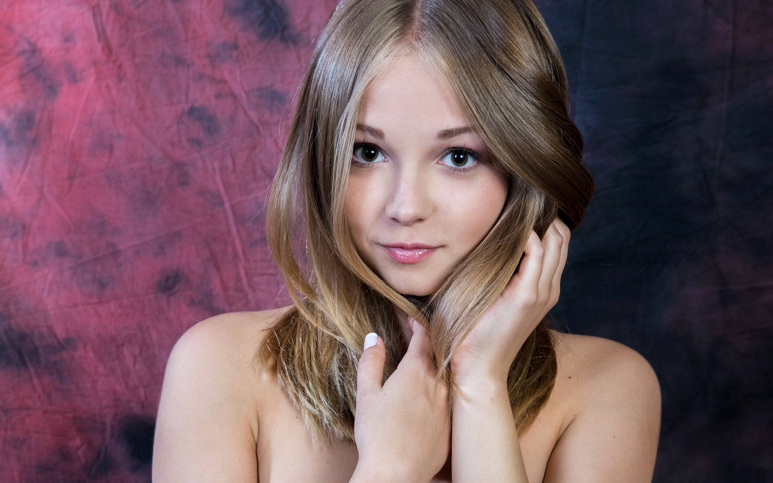 Stunning Blonde Fashion Model Wallpaper