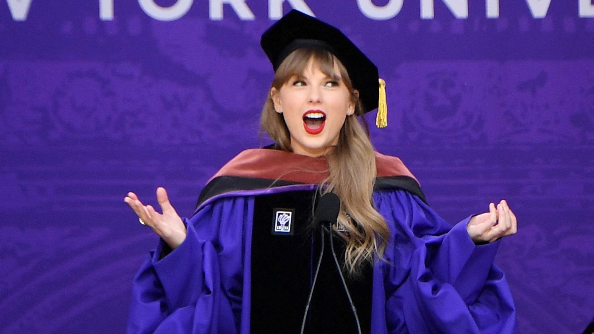 Taylor Swift Delivers Nyu Mencement Gets Honorary Degree