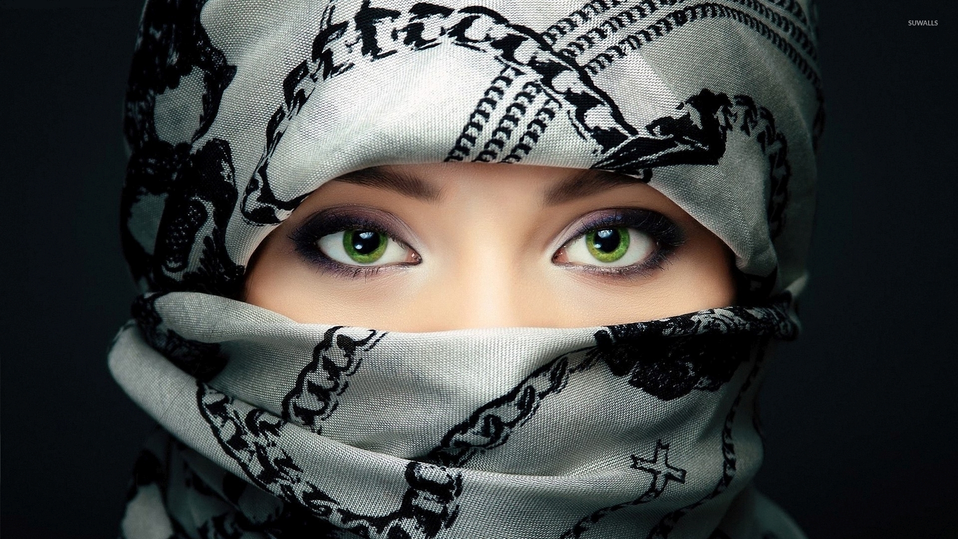 Amazing Green Eyes Of An Arabian Girl Wallpaper