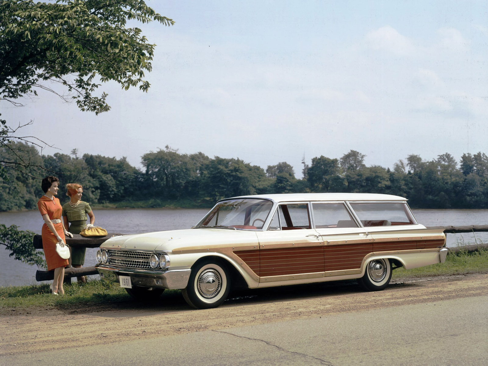 Ford Galaxie Country Squire Stationwagon Classic Wallpaper Background