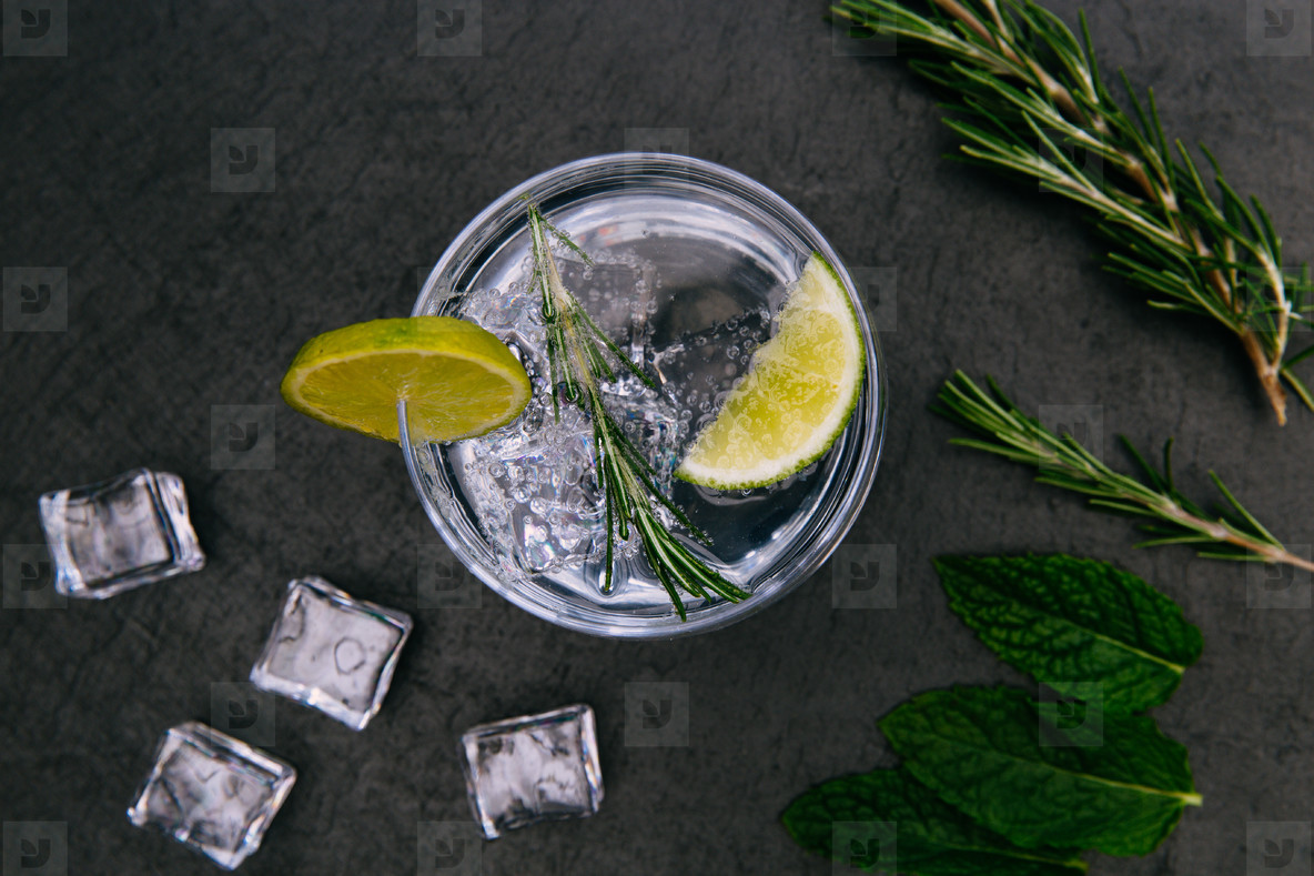 Photos Gin Tonic Cocktail Drink With Ice Glass Dark Background
