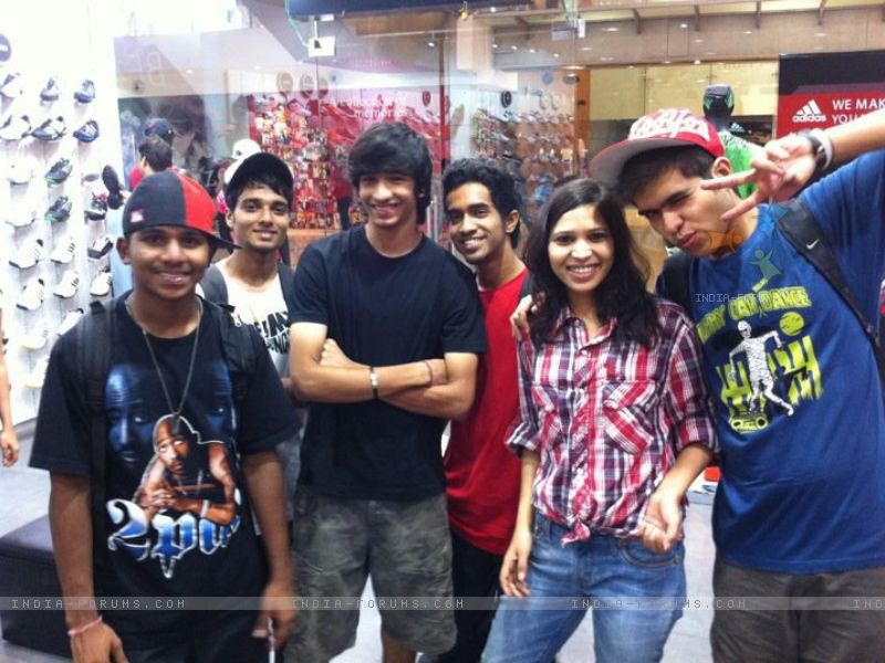 The D3 Cast Goes Shopping Dil Dostii Dance
