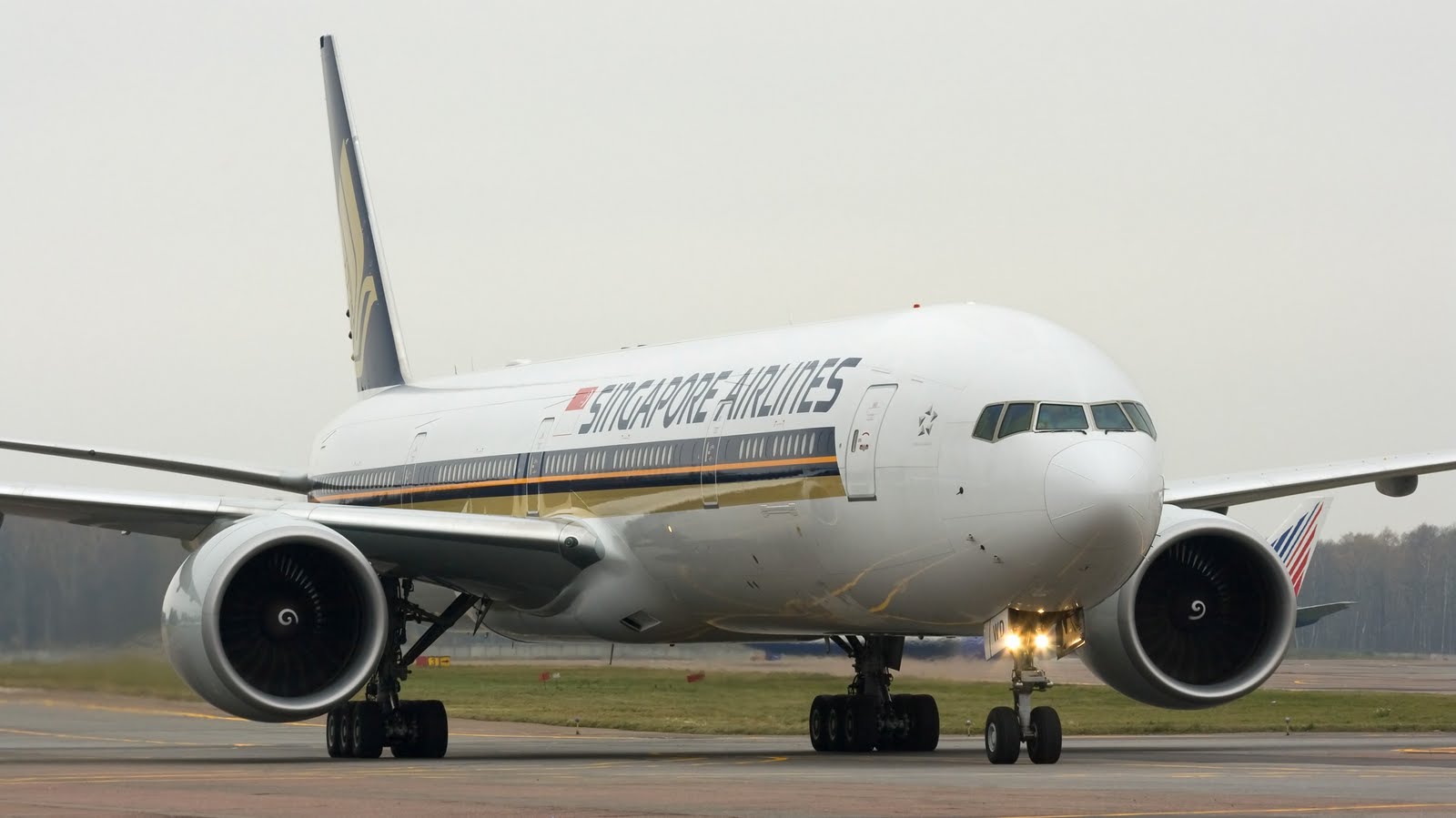 Boeing Singapore Airlines Taxiing Background Wallpaper