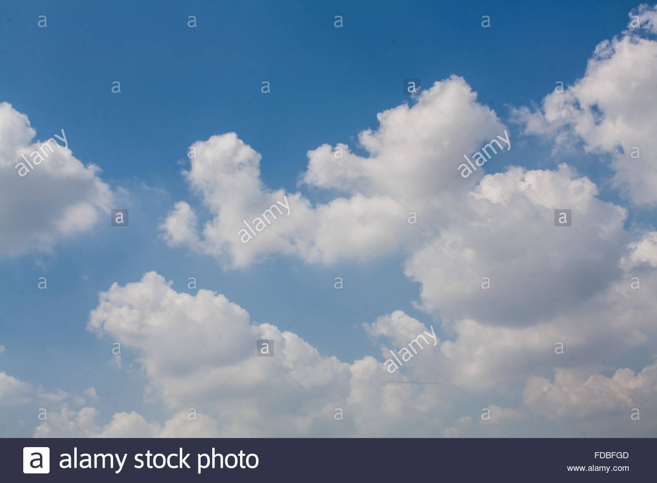 Bellissimo Il Cielo Blu Con Nuvole Bianche Wallpaper Foto