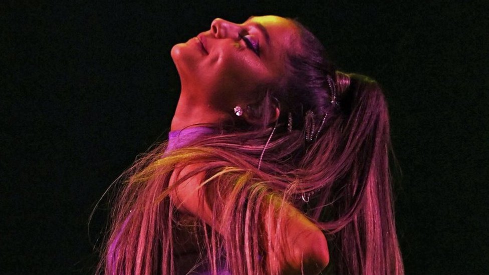 Ariana Grande Kicks Off Sweetener World Tour In New York Bbc News