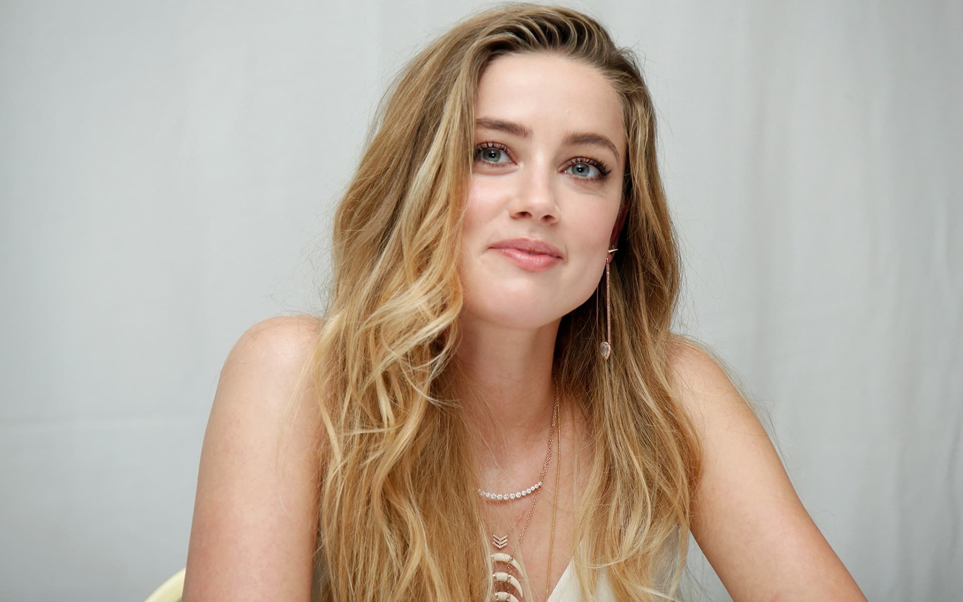 Amber Heard Background HD Image Style24x7 Awesome