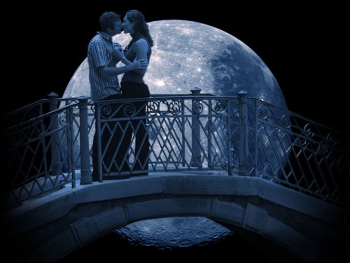 Romance Romantic Kiss In The Moonlight Wallpaper