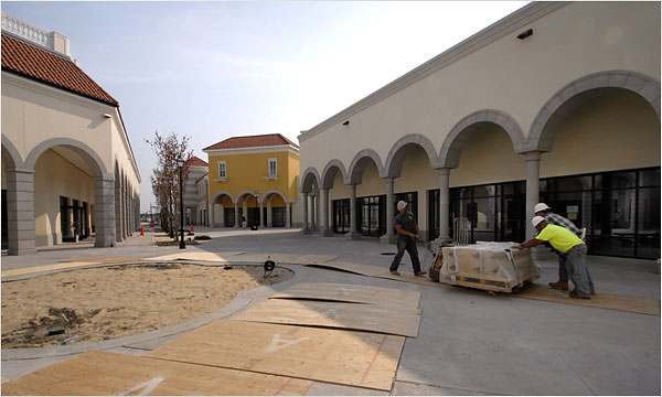 Business   Deer Park   As Long Island Outlet Mall Prepares to Open
