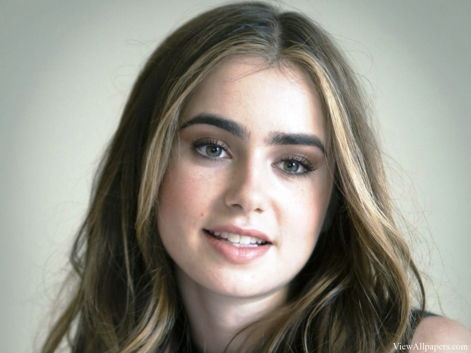 Lily Collins Hot Wallpaper High Resolution