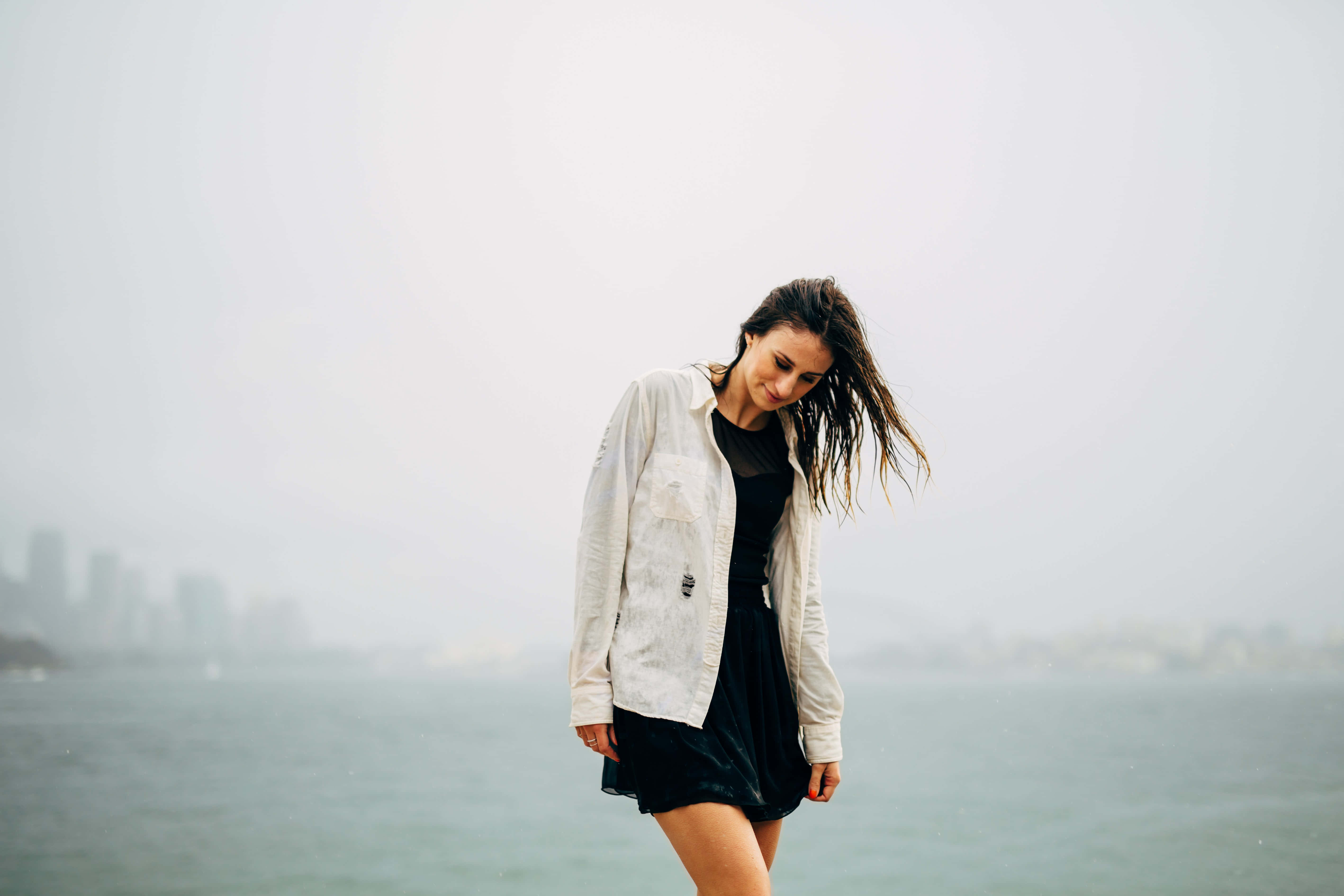 Mujer Soltera On A Foggy Day Wallpaper