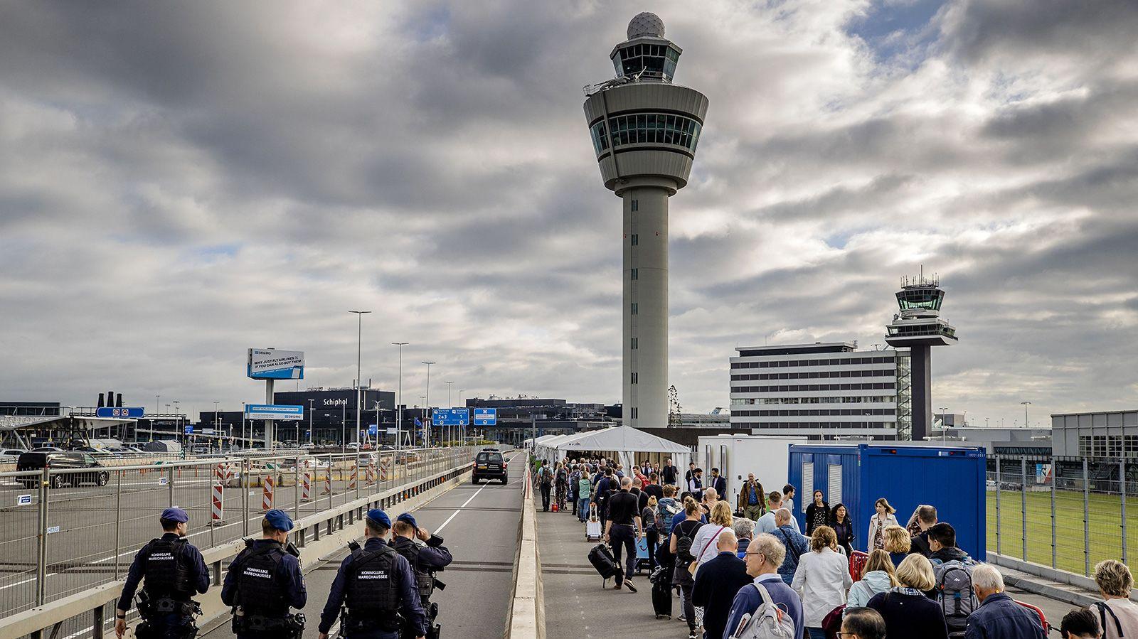 Amsterdams Schiphol Airport to cap passengers through early 2023