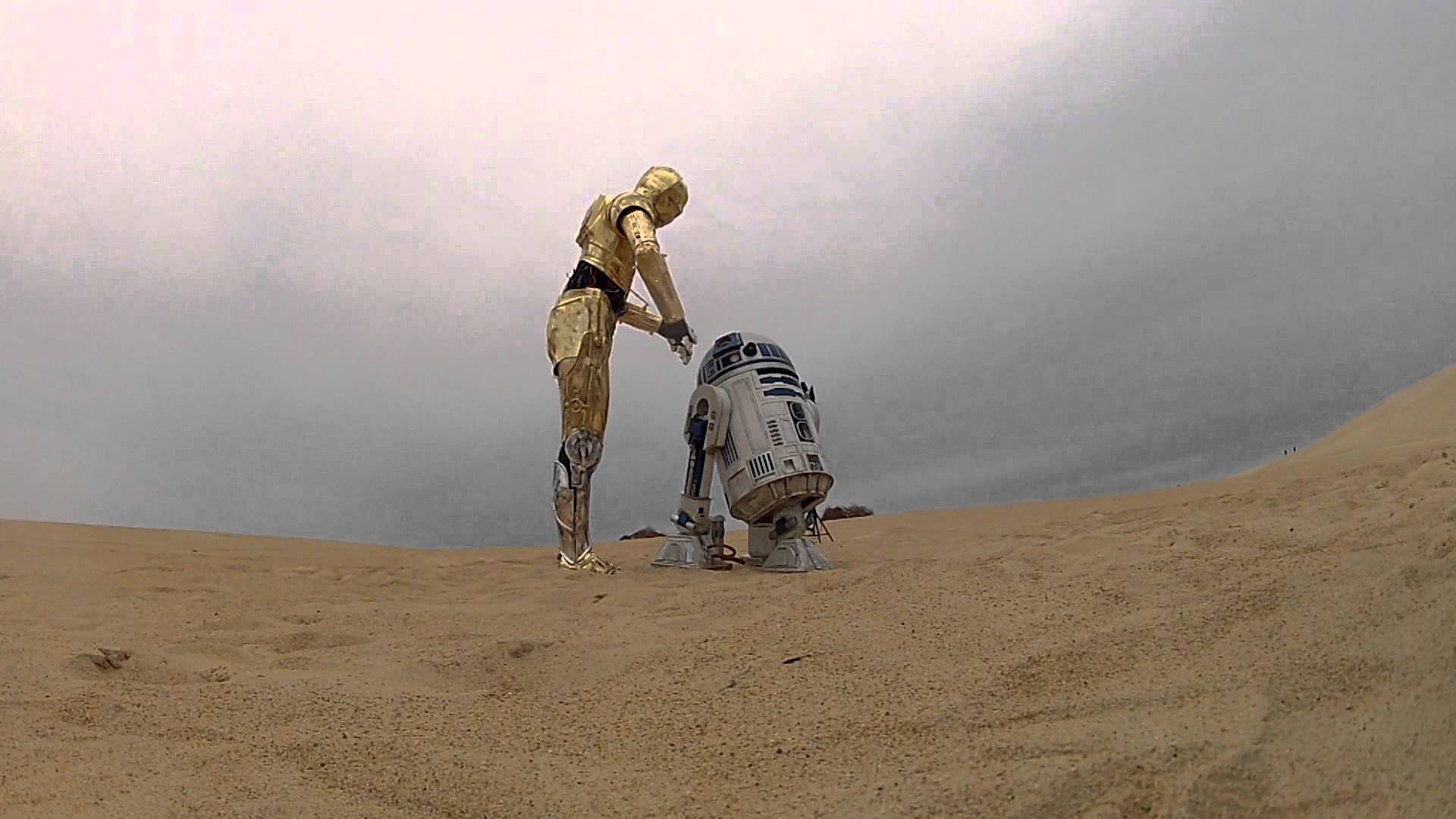 C3po And R2d2 Chillen In The Desert