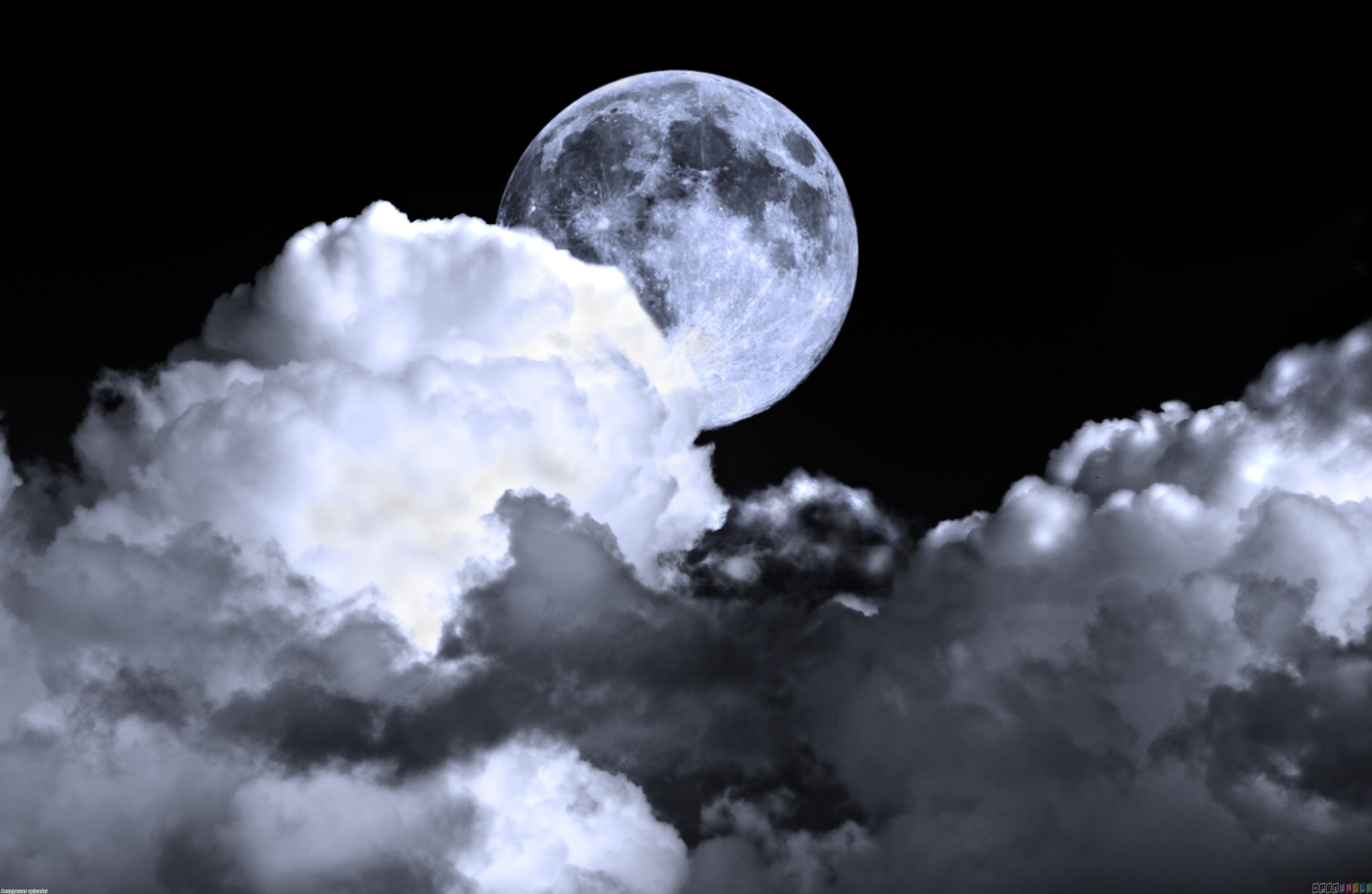 Луна среди облаков