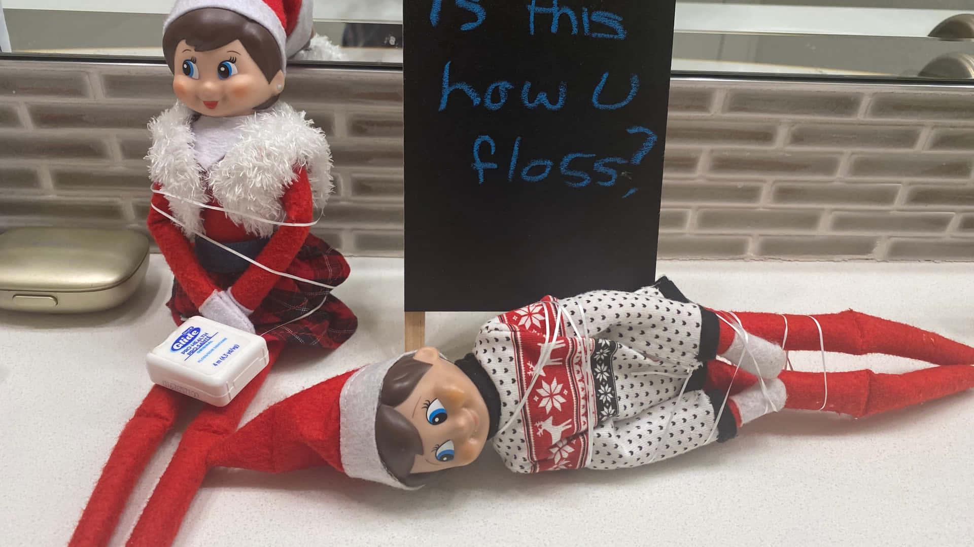 Download Elf On The Shelf With A Sign Saying How U Floss
