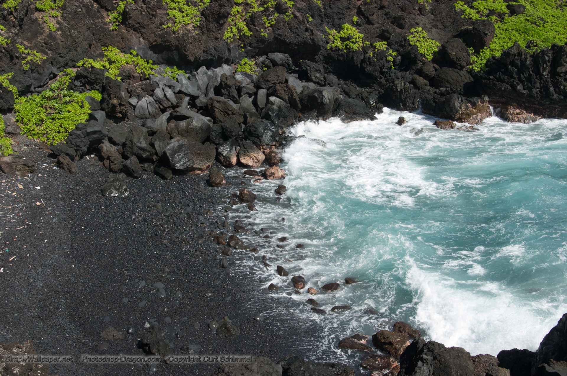 At Wai Anapanapa State Park On The Island Of Maui Desktop Wallpaper