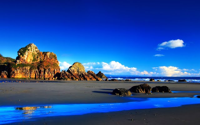 Rocky beach under Deep blue sky tranquil beach Wallpaper Beautiful 640x400