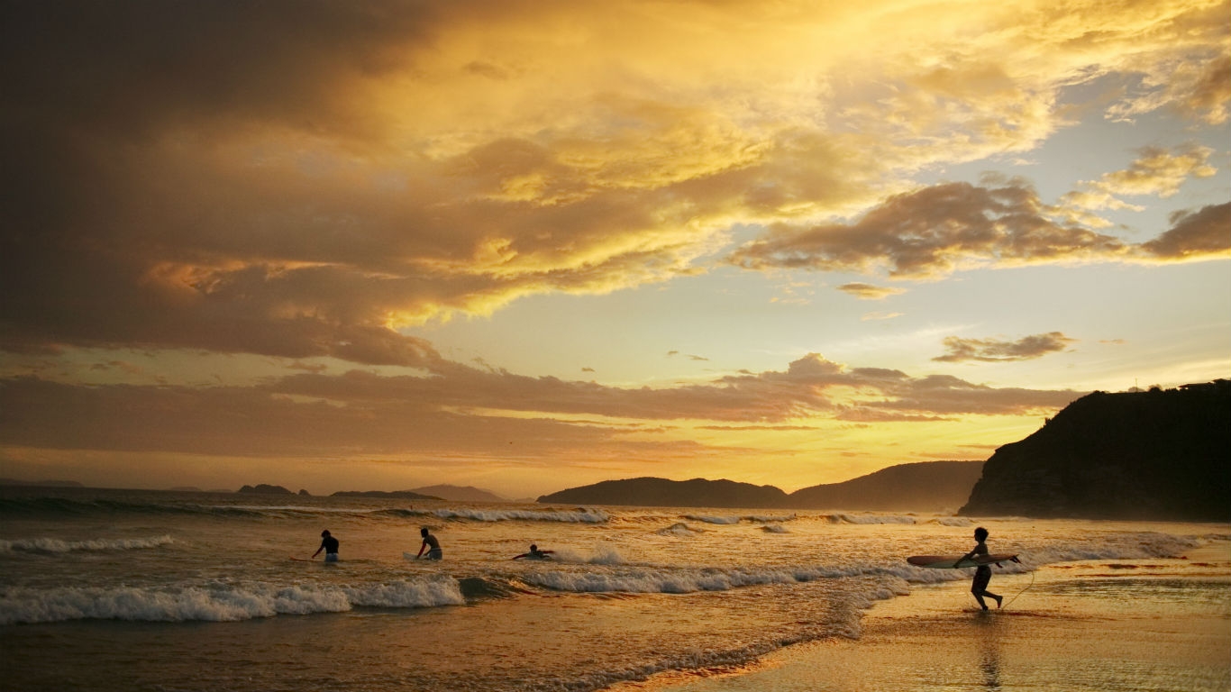 Surfer In Der Abendd Mmerung Am Praia De Geriba Buzios Brasilien
