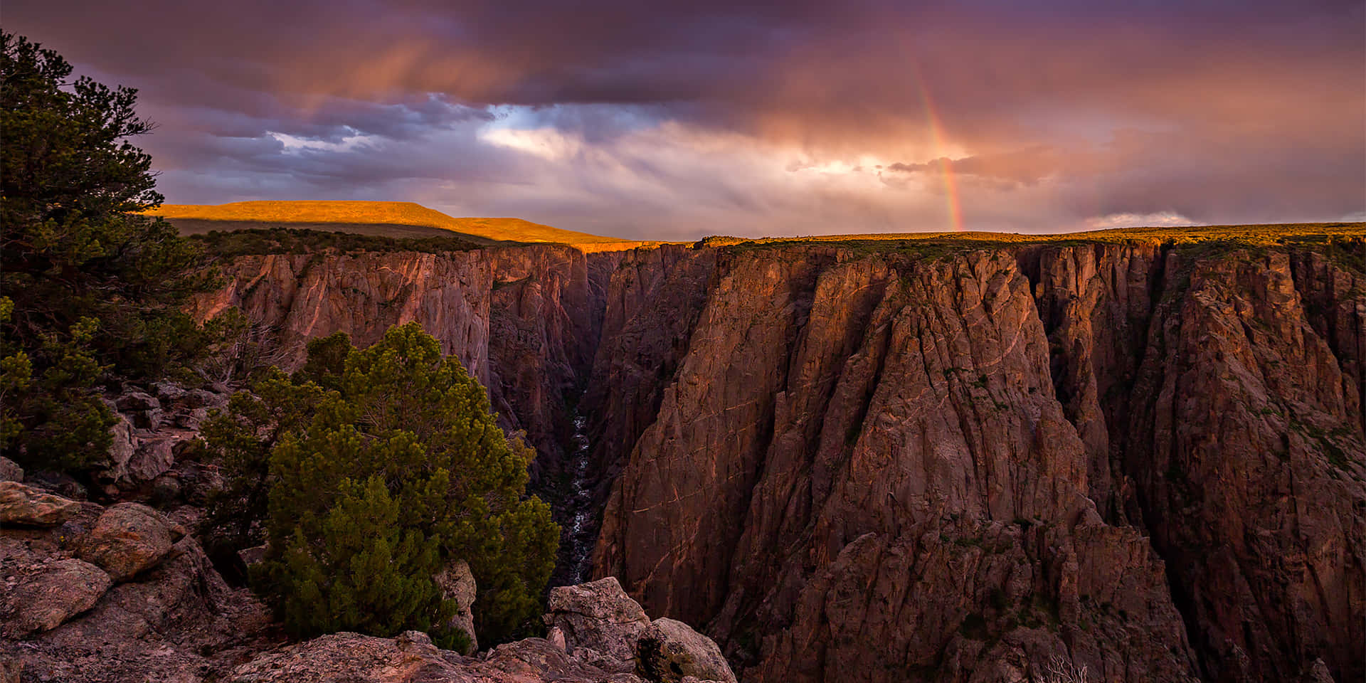 Enjoy Nature S Splendor At The Black Canyon Wallpaper