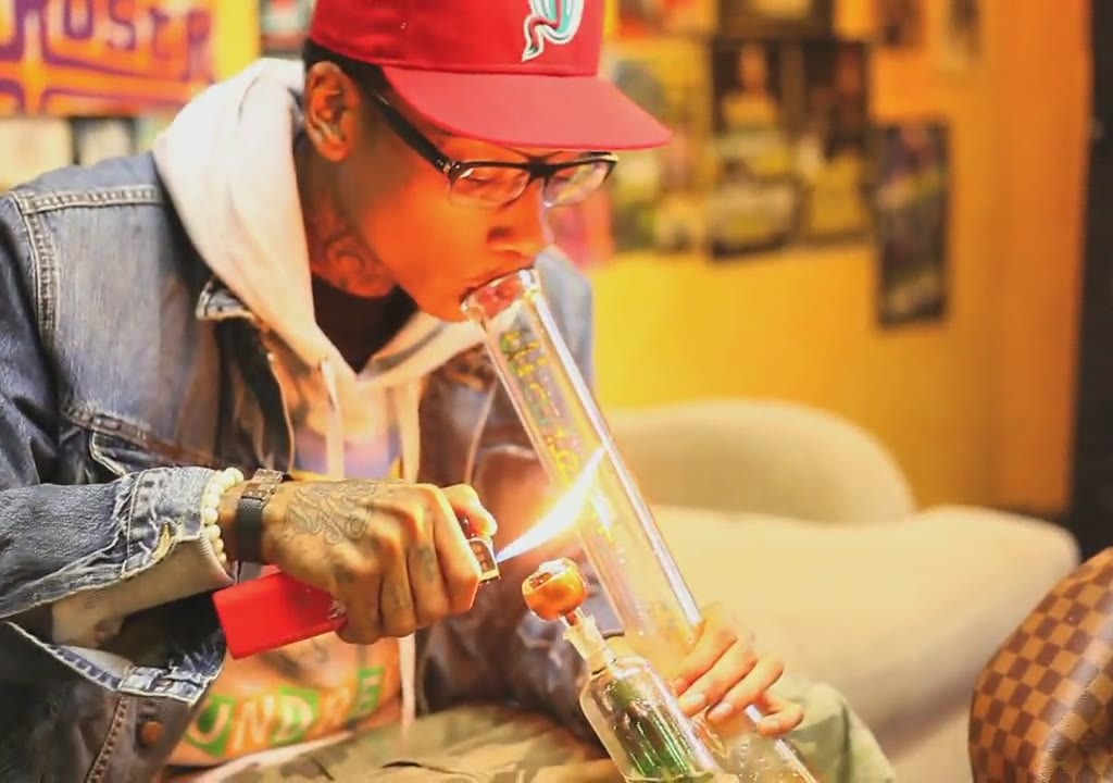 Wiz Khalifa Smoking A Bong Rap Wallpaper